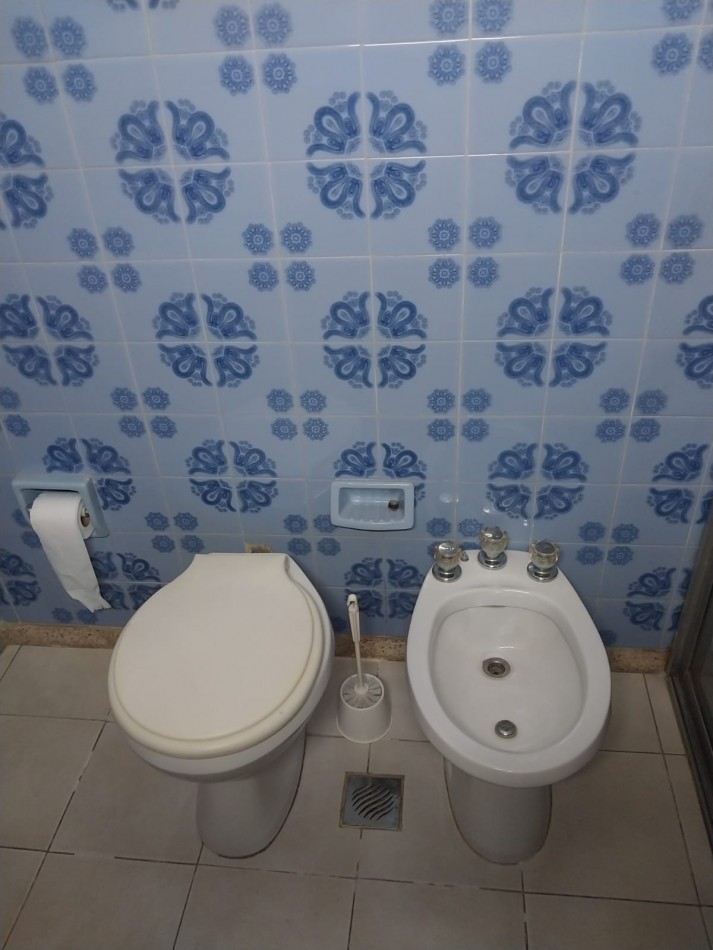 2 Casas en un amplio terreno cochera semicubierta se acepta permuta por Departamento de 2 dormitorios por el 50% SE ESCUCHAN OFERTAS