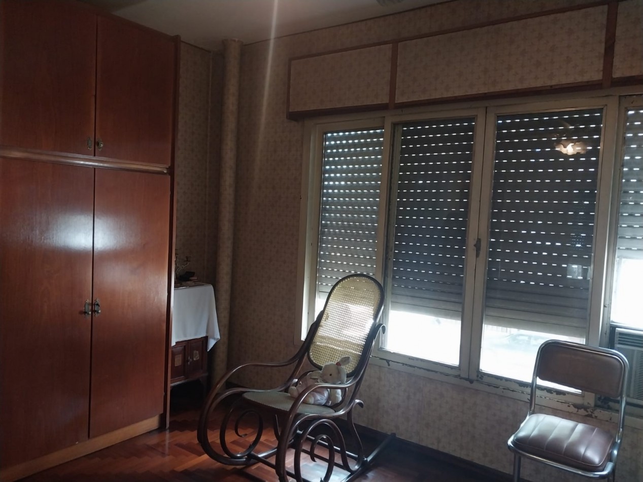2 Casas en un amplio terreno cochera semicubierta se acepta permuta por Departamento de 2 dormitorios por el 50% SE ESCUCHAN OFERTAS