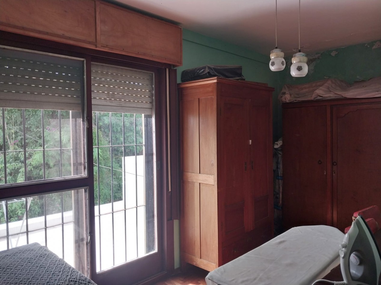 2 Casas en un amplio terreno cochera semicubierta se acepta permuta por Departamento de 2 dormitorios por el 50% SE ESCUCHAN OFERTAS