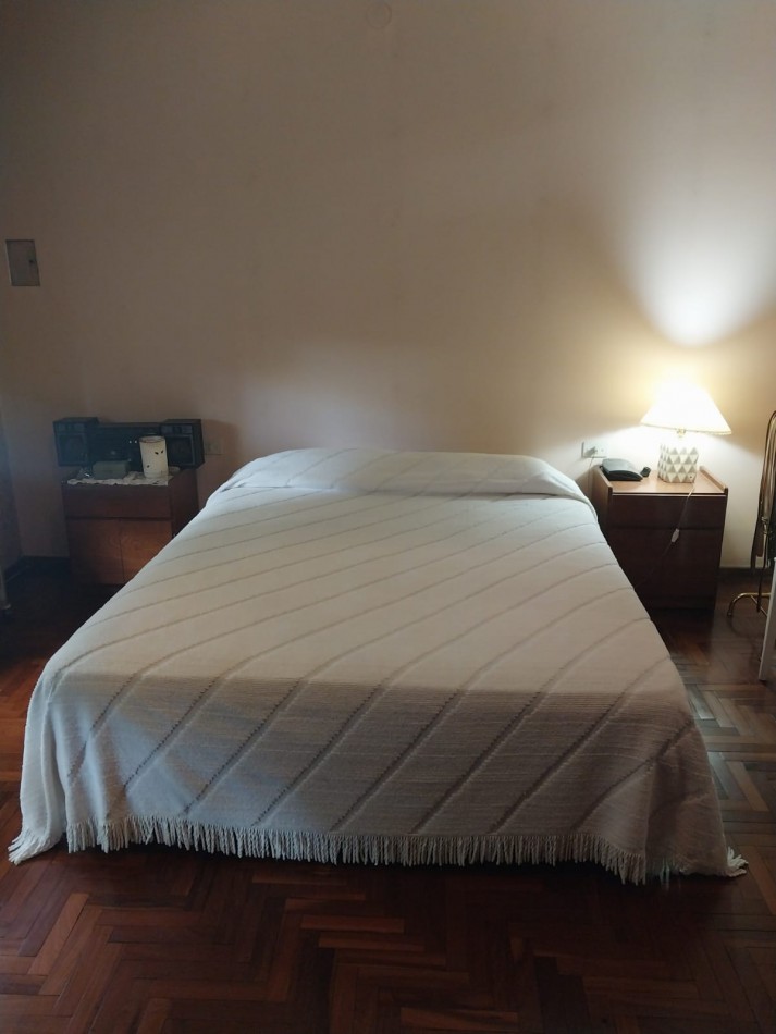 2 Casas en un amplio terreno cochera semicubierta se acepta permuta por Departamento de 2 dormitorios por el 50% SE ESCUCHAN OFERTAS