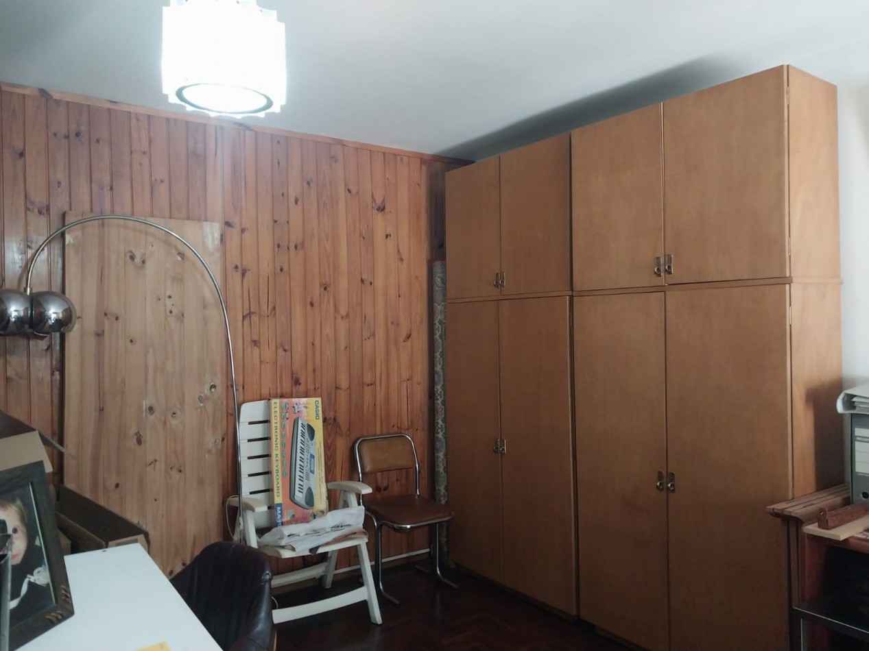 2 Casas en un amplio terreno cochera semicubierta se acepta permuta por Departamento de 2 dormitorios por el 50% SE ESCUCHAN OFERTAS