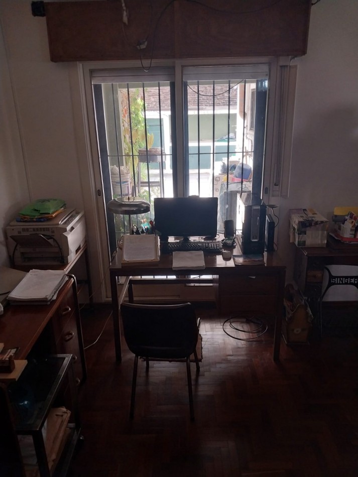 2 Casas en un amplio terreno cochera semicubierta se acepta permuta por Departamento de 2 dormitorios por el 50% SE ESCUCHAN OFERTAS