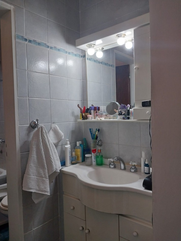 2 Casas en un amplio terreno cochera semicubierta se acepta permuta por Departamento de 2 dormitorios por el 50% SE ESCUCHAN OFERTAS