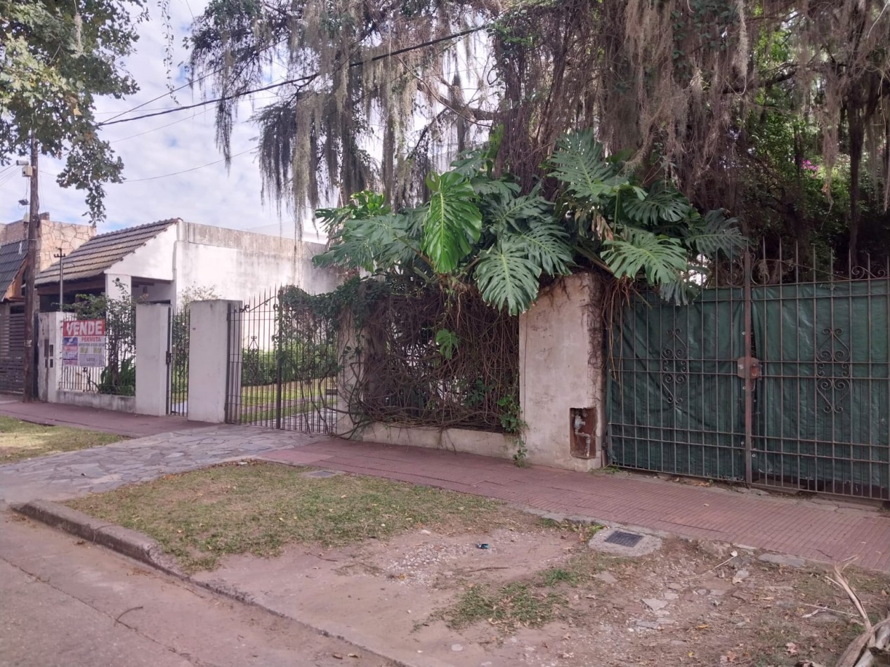 2 Casas en un amplio terreno cochera semicubierta se acepta permuta por Departamento de 2 dormitorios por el 50% SE ESCUCHAN OFERTAS