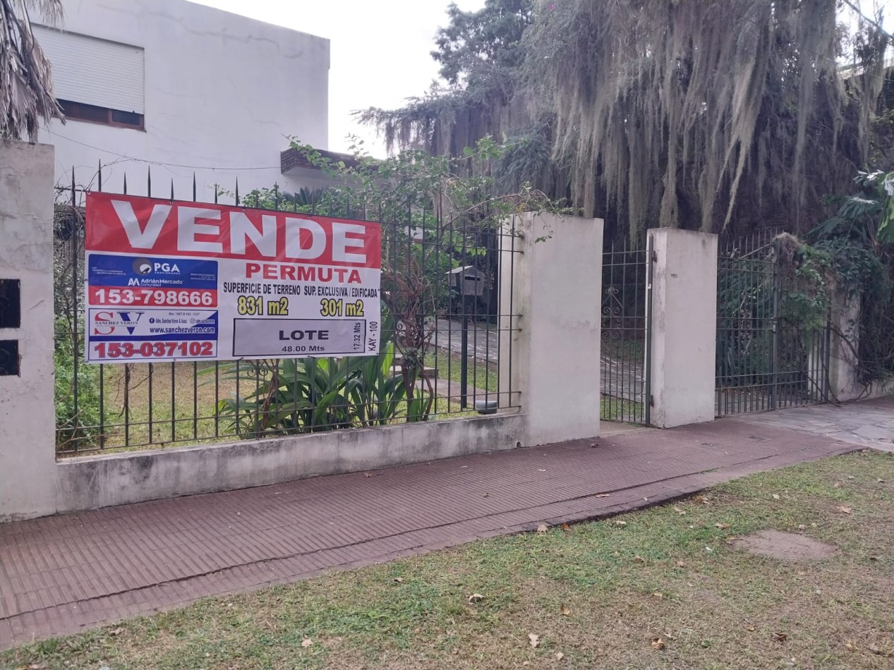 2 Casas en un amplio terreno cochera semicubierta se acepta permuta por Departamento de 2 dormitorios por el 50% SE ESCUCHAN OFERTAS