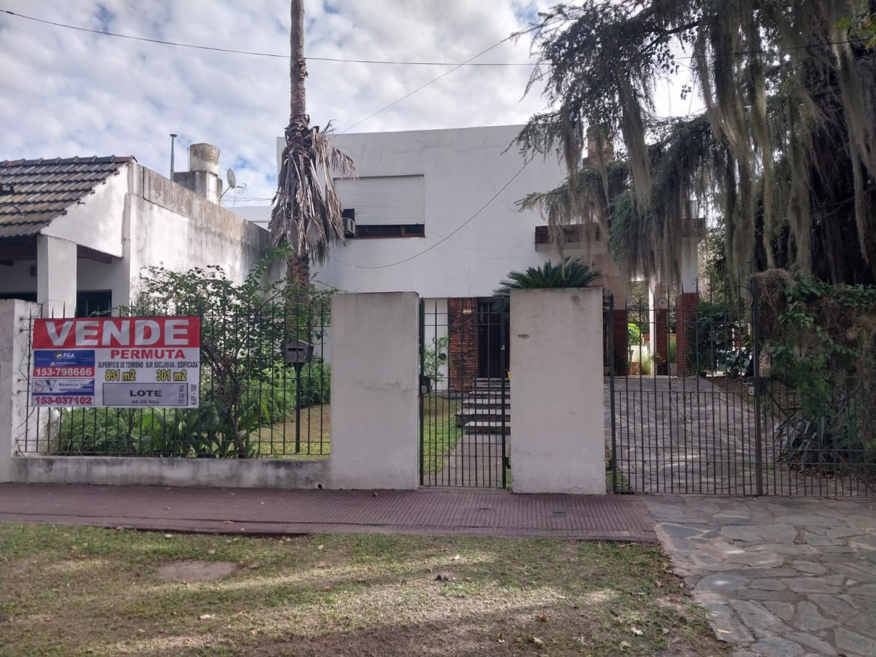 2 Casas en un amplio terreno cochera semicubierta se acepta permuta por Departamento de 2 dormitorios por el 50% SE ESCUCHAN OFERTAS