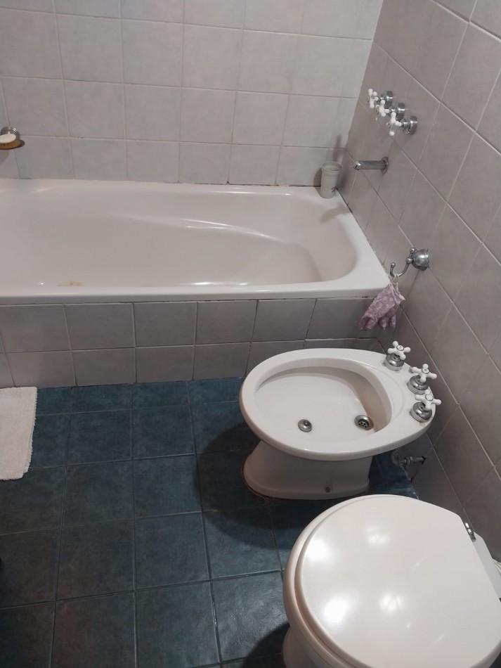 2 Casas en un amplio terreno cochera semicubierta se acepta permuta por Departamento de 2 dormitorios por el 50% SE ESCUCHAN OFERTAS