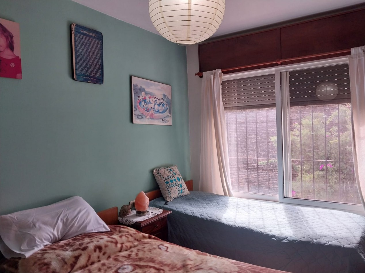 2 Casas en un amplio terreno cochera semicubierta se acepta permuta por Departamento de 2 dormitorios por el 50% SE ESCUCHAN OFERTAS