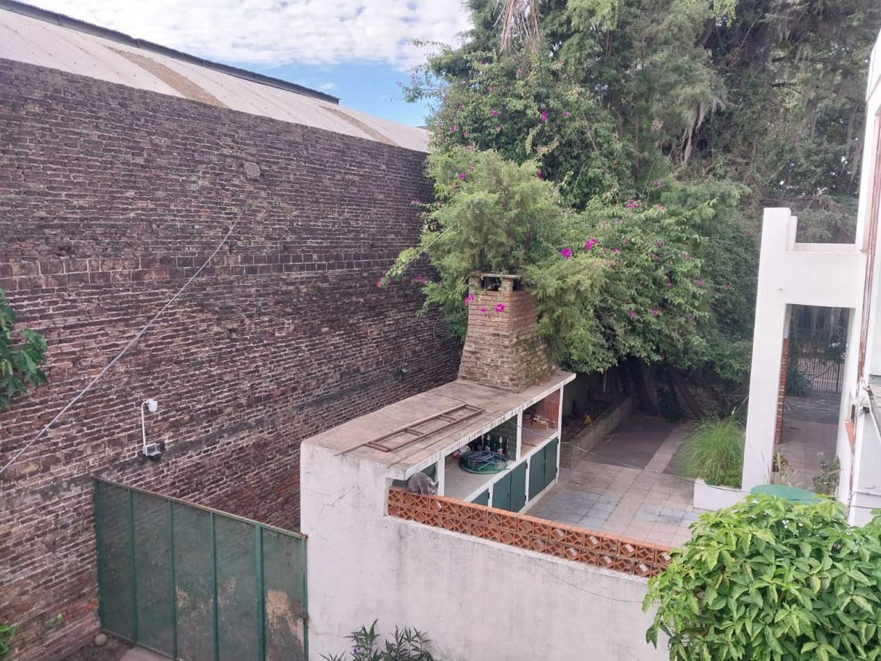 2 Casas en un amplio terreno cochera semicubierta se acepta permuta por Departamento de 2 dormitorios por el 50% SE ESCUCHAN OFERTAS