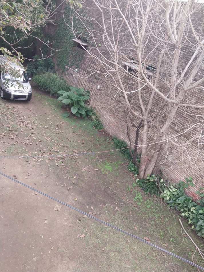 2 Casas en un amplio terreno cochera semicubierta se acepta permuta por Departamento de 2 dormitorios por el 50% SE ESCUCHAN OFERTAS