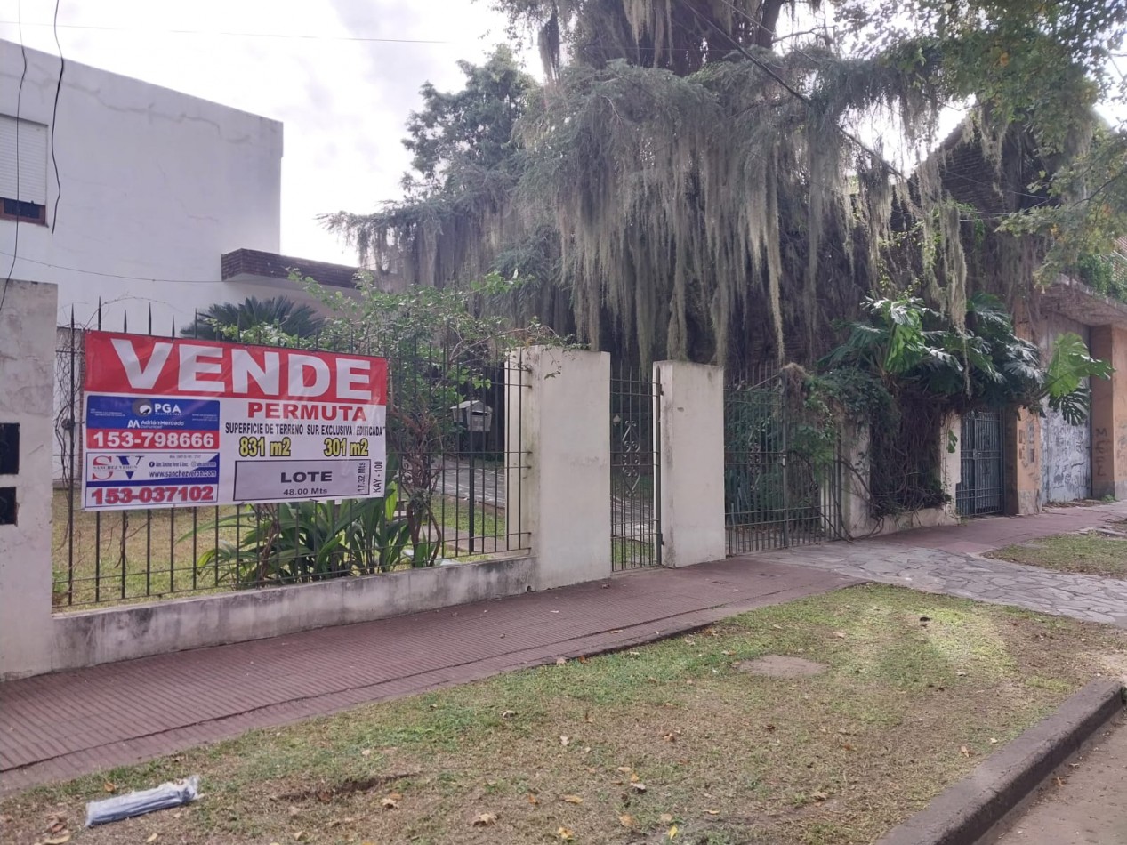 2 Casas en un amplio terreno cochera semicubierta se acepta permuta por Departamento de 2 dormitorios por el 50% SE ESCUCHAN OFERTAS