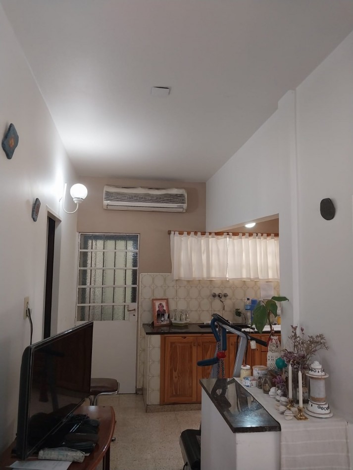 2 Casas en un amplio terreno cochera semicubierta se acepta permuta por Departamento de 2 dormitorios por el 50% SE ESCUCHAN OFERTAS