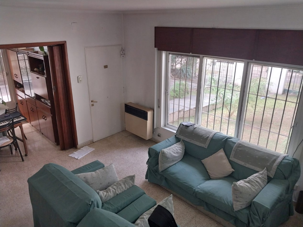 2 Casas en un amplio terreno cochera semicubierta se acepta permuta por Departamento de 2 dormitorios por el 50% SE ESCUCHAN OFERTAS