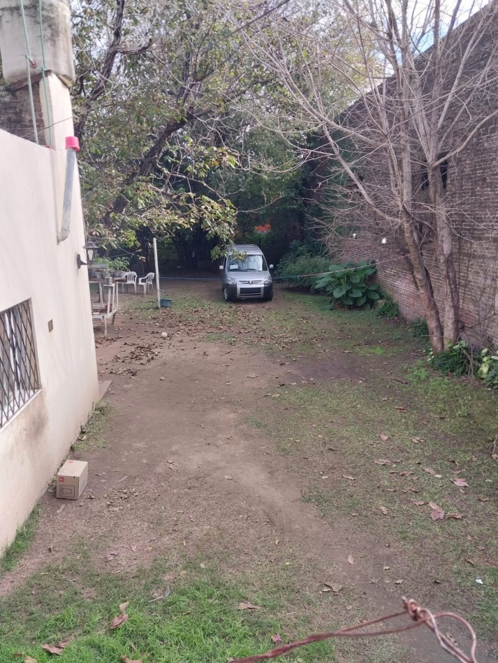 2 Casas en un amplio terreno cochera semicubierta se acepta permuta por Departamento de 2 dormitorios por el 50% SE ESCUCHAN OFERTAS