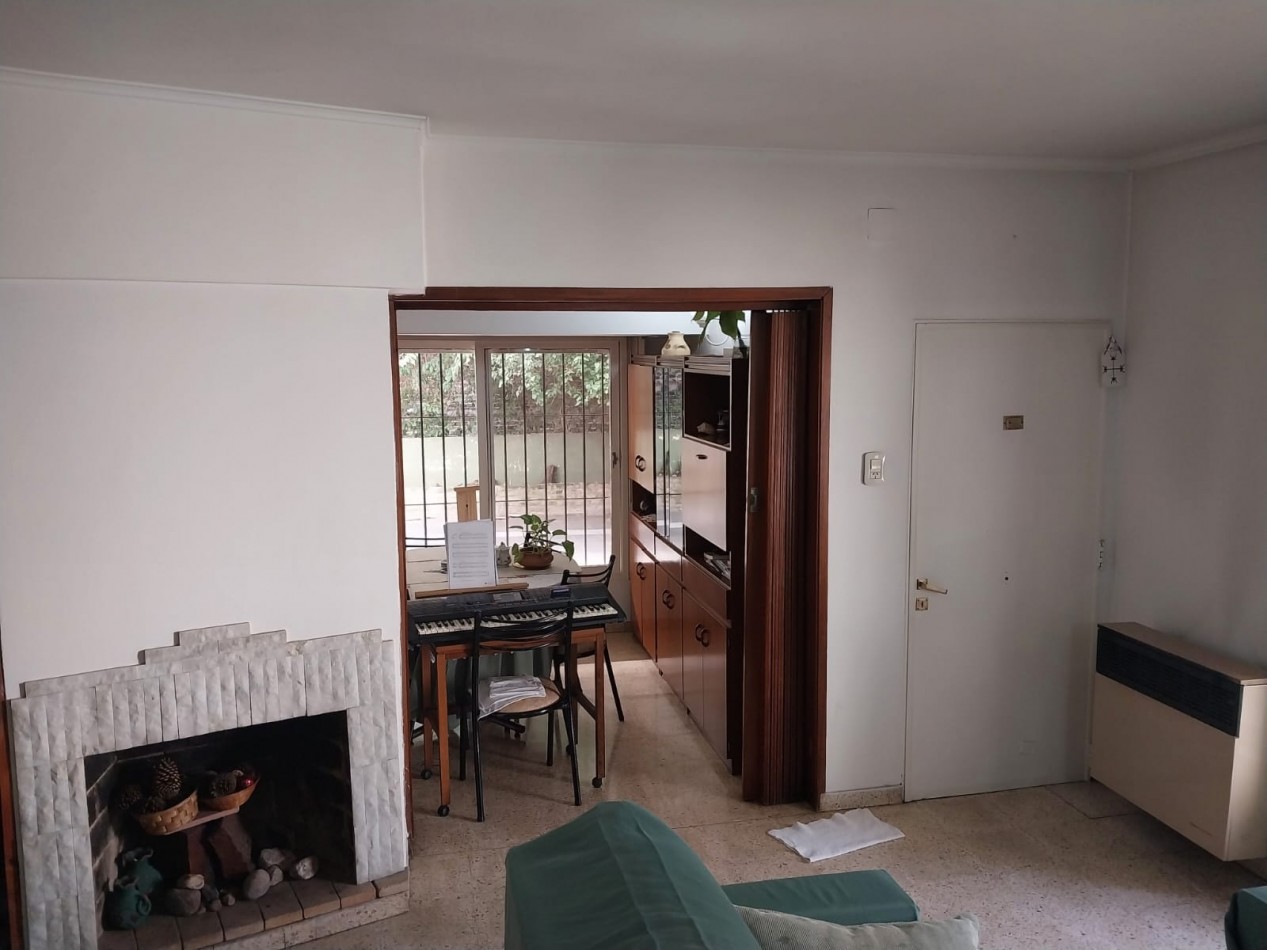 2 Casas en un amplio terreno cochera semicubierta se acepta permuta por Departamento de 2 dormitorios por el 50% SE ESCUCHAN OFERTAS