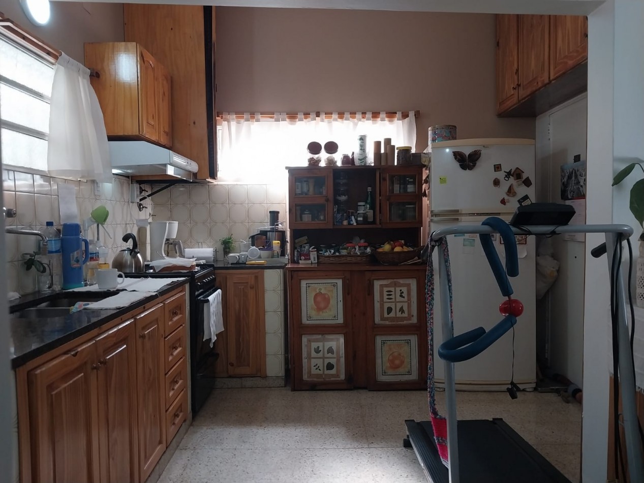 2 Casas en un amplio terreno cochera semicubierta se acepta permuta por Departamento de 2 dormitorios por el 50% SE ESCUCHAN OFERTAS