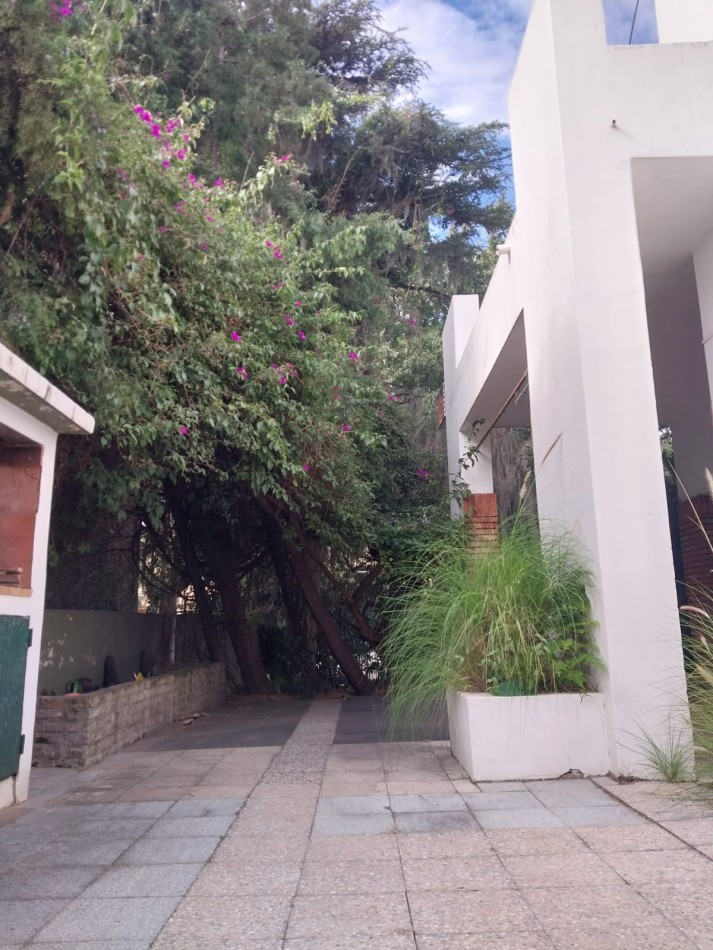 2 Casas en un amplio terreno cochera semicubierta se acepta permuta por Departamento de 2 dormitorios por el 50% SE ESCUCHAN OFERTAS