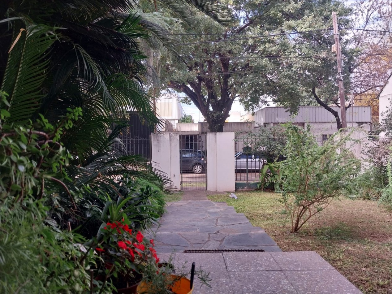 2 Casas en un amplio terreno cochera semicubierta se acepta permuta por Departamento de 2 dormitorios por el 50% SE ESCUCHAN OFERTAS