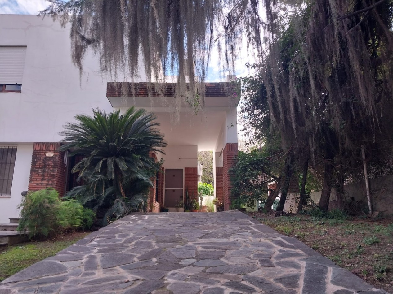 2 Casas en un amplio terreno cochera semicubierta se acepta permuta por Departamento de 2 dormitorios por el 50% SE ESCUCHAN OFERTAS