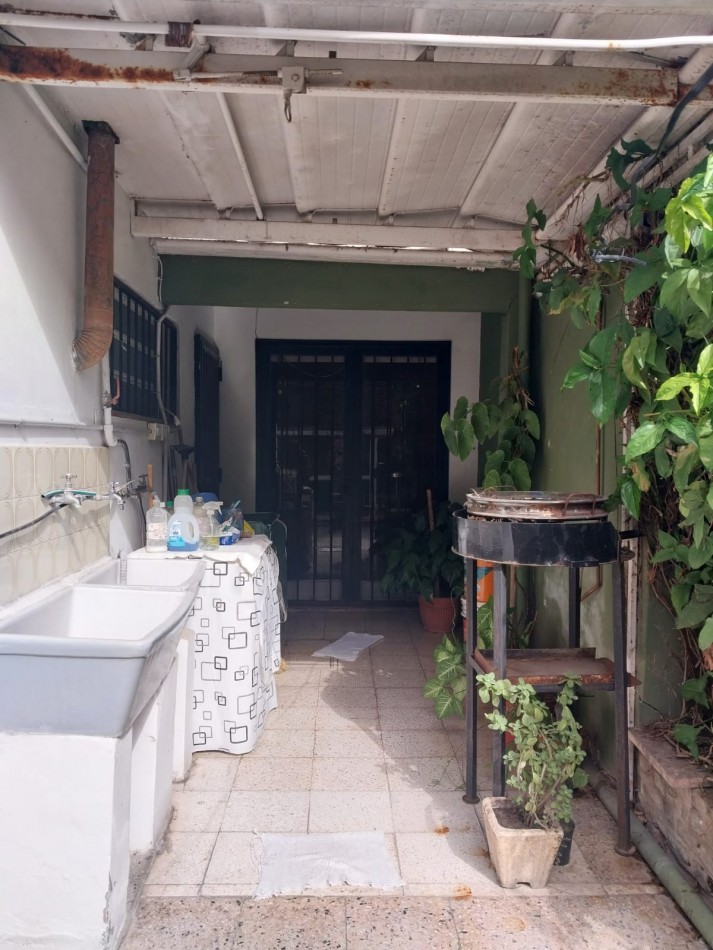 2 Casas en un amplio terreno cochera semicubierta se acepta permuta por Departamento de 2 dormitorios por el 50% SE ESCUCHAN OFERTAS