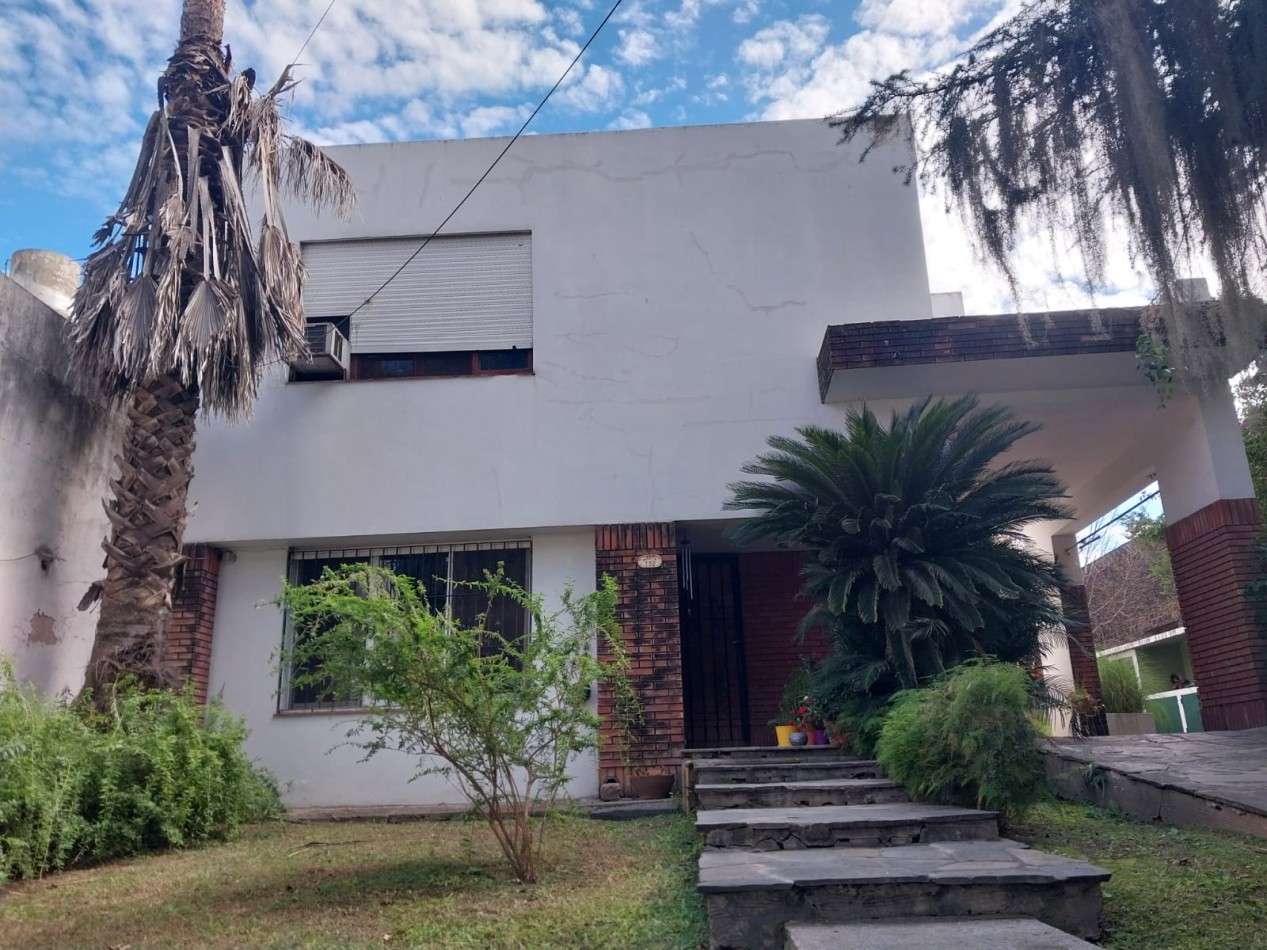 2 Casas en un amplio terreno cochera semicubierta se acepta permuta por Departamento de 2 dormitorios por el 50% SE ESCUCHAN OFERTAS