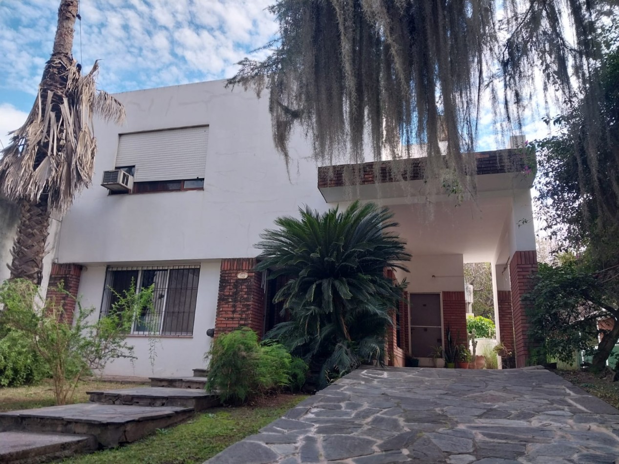 2 Casas en un amplio terreno cochera semicubierta se acepta permuta por Departamento de 2 dormitorios por el 50% SE ESCUCHAN OFERTAS
