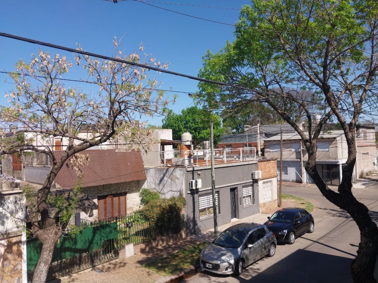 Casa al Frente en 2 Plantas / Local Comercial / Quincho Parrillero / Terraza Zona Norte Reciclada  Nuevo apta credito