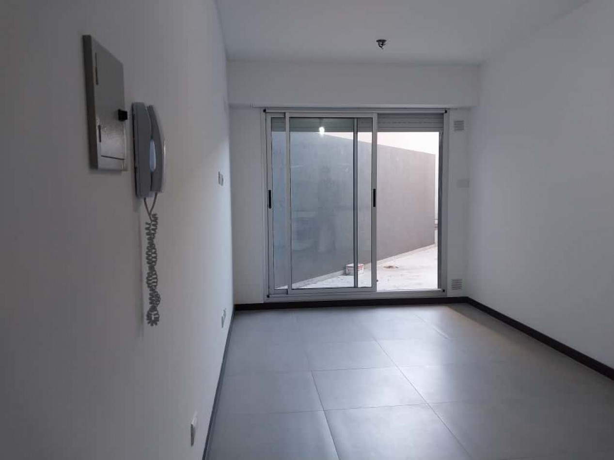 Departamento 1 dormitorio a estrenar con patio entrega de U$$50.000 mas  FINANCIACION CUOTAS 10 cuotas  1° piso contrafrente