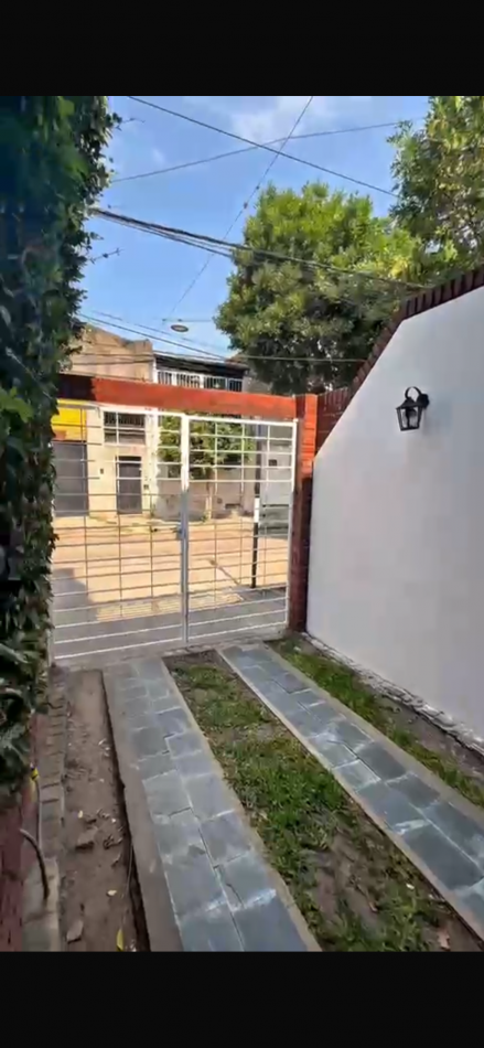 CASA AL FRENTE DESARROLLADA EN 2 PLANTAS 4/5 DORMITORIOS CON PISCINA PARRILLERO COCHERA PARA 2 VEHICULOS 