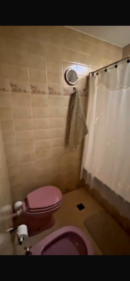 CASA AL FRENTE DESARROLLADA EN 2 PLANTAS 4/5 DORMITORIOS CON PISCINA PARRILLERO COCHERA PARA 2 VEHICULOS 