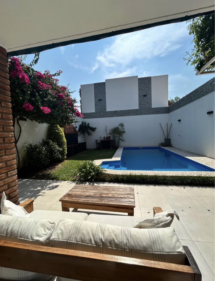 CASA AL FRENTE DESARROLLADA EN 2 PLANTAS 4/5 DORMITORIOS CON PISCINA PARRILLERO COCHERA PARA 2 VEHICULOS 