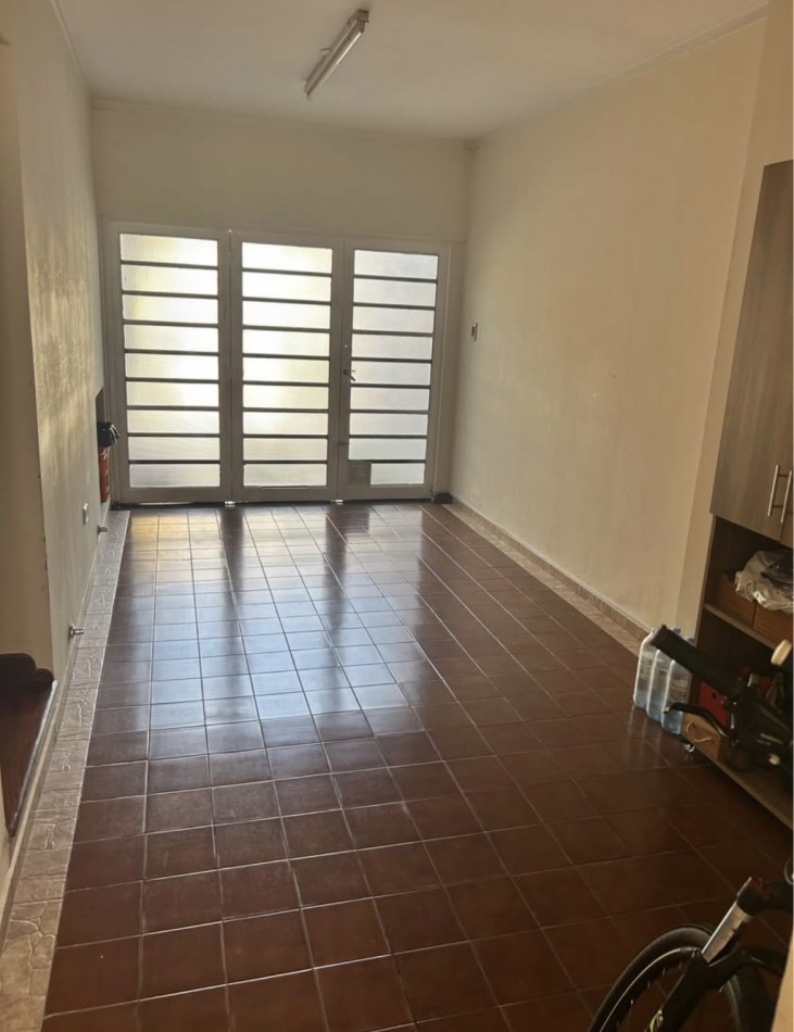 CASA AL FRENTE DESARROLLADA EN 2 PLANTAS 4/5 DORMITORIOS CON PISCINA PARRILLERO COCHERA PARA 2 VEHICULOS 