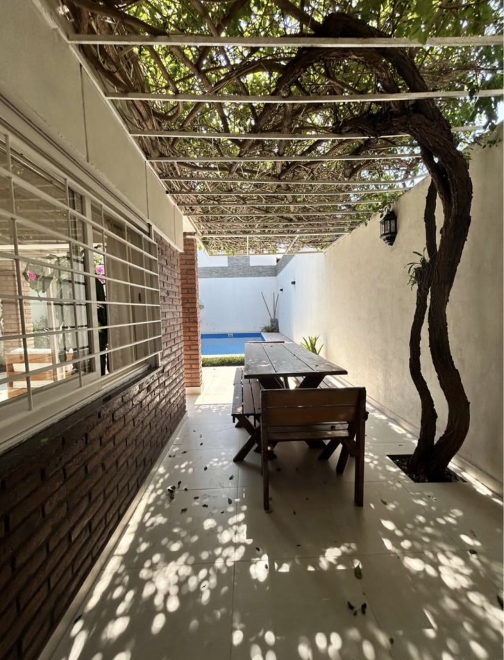 CASA AL FRENTE DESARROLLADA EN 2 PLANTAS 4/5 DORMITORIOS CON PISCINA PARRILLERO COCHERA PARA 2 VEHICULOS 