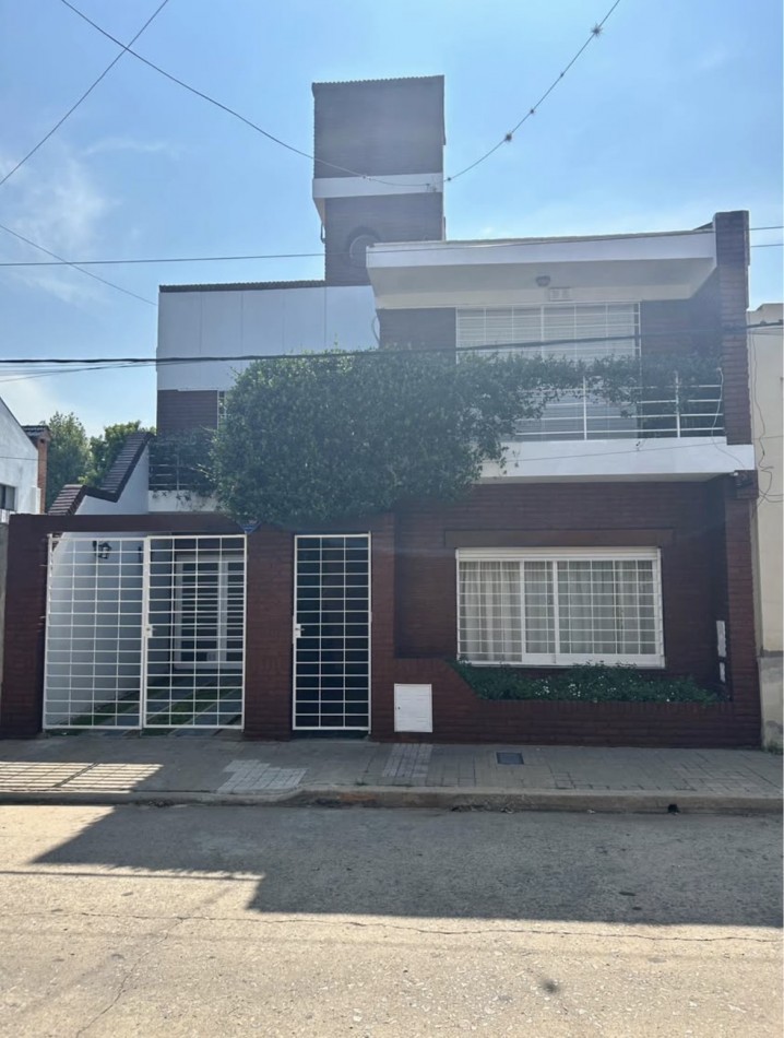CASA AL FRENTE DESARROLLADA EN 2 PLANTAS 4/5 DORMITORIOS CON PISCINA PARRILLERO COCHERA PARA 2 VEHICULOS 