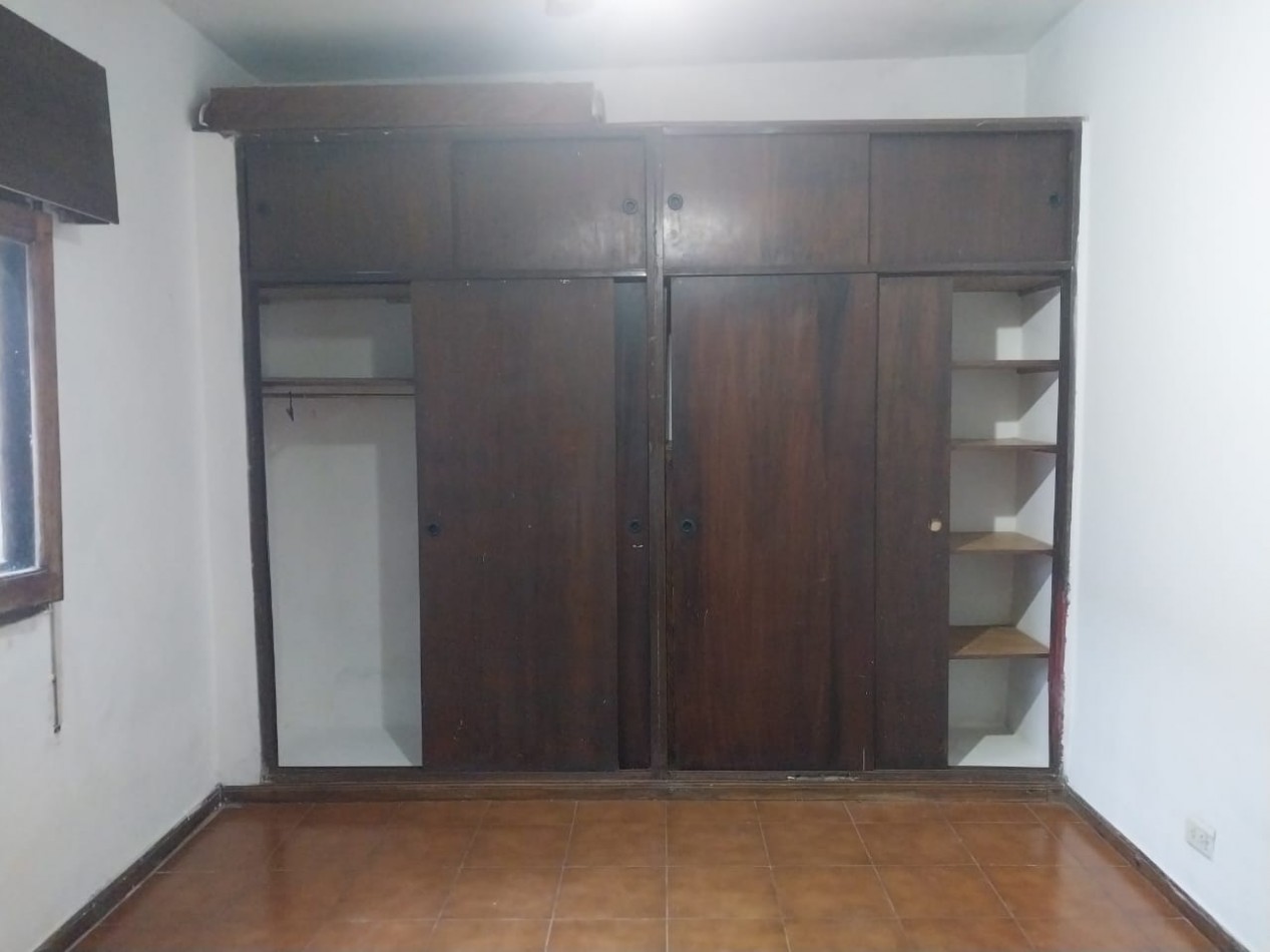 Casa al frente en 2 plantas con cochera 2 dormitorios patio y parrillero terraza Barrio Tablada