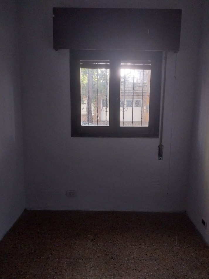 Casa al frente en 2 plantas con cochera 2 dormitorios patio y parrillero terraza Barrio Tablada