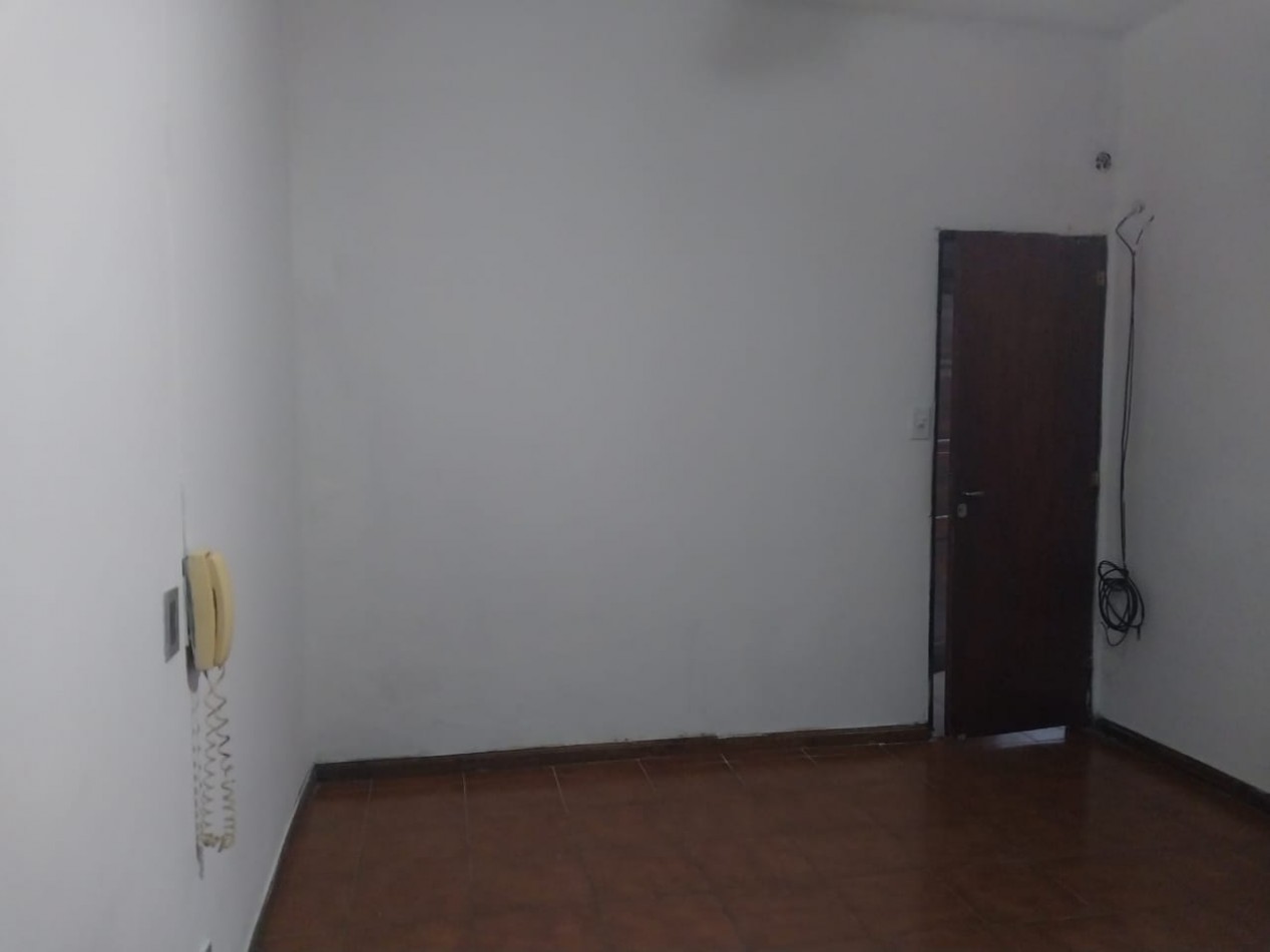 Casa al frente en 2 plantas con cochera 2 dormitorios patio y parrillero terraza Barrio Tablada