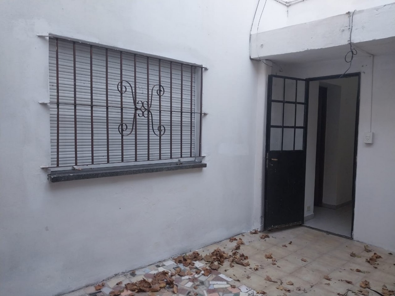 Casa al frente en 2 plantas con cochera 2 dormitorios patio y parrillero terraza Barrio Tablada
