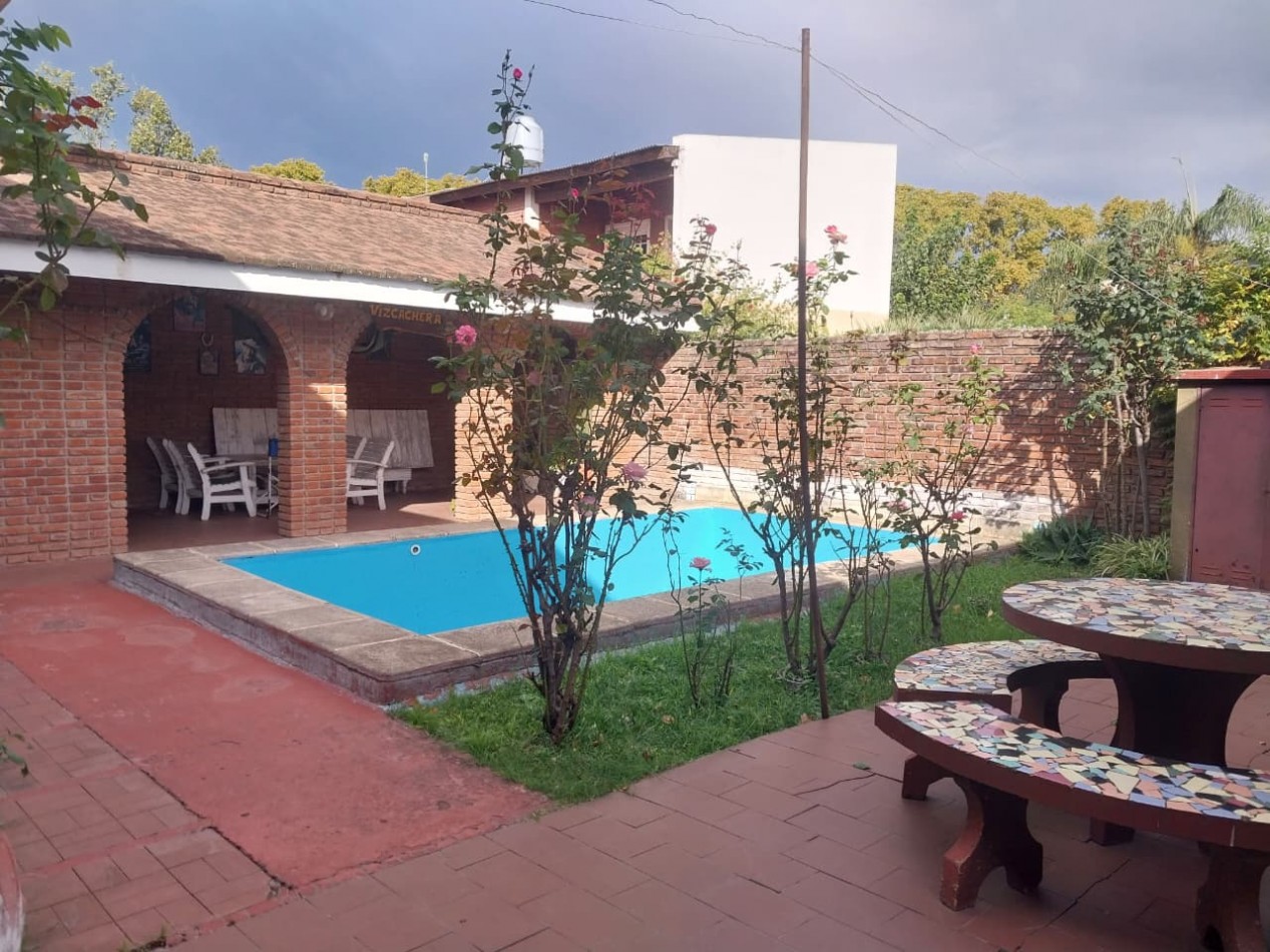 CASA AL FRENTE CON RETIRO DE JARDIN COCHERA PASANTE JARDIN PISICINA QUINCHO 2 DORMITORIOS