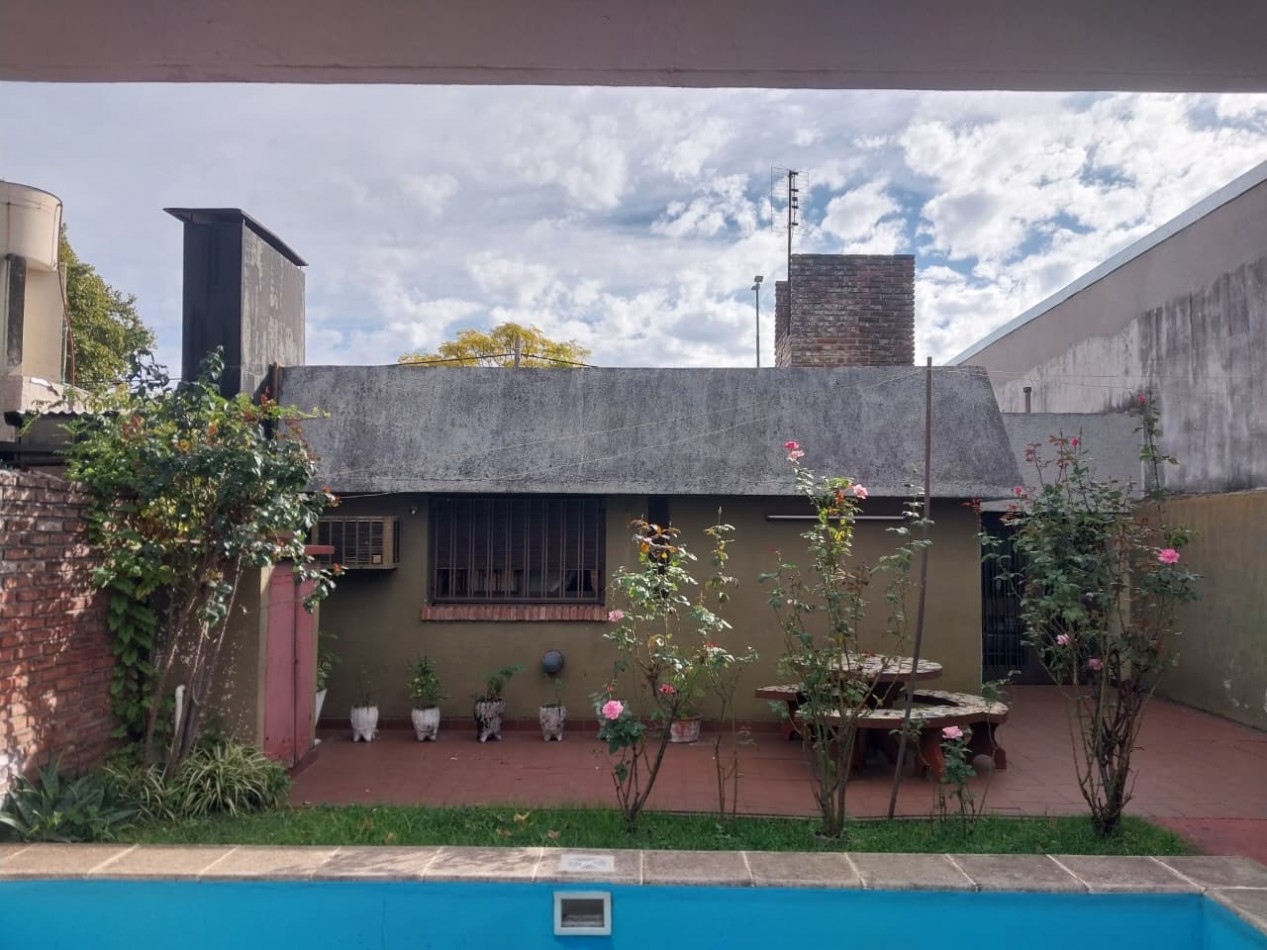 CASA AL FRENTE CON RETIRO DE JARDIN COCHERA PASANTE JARDIN PISICINA QUINCHO 2 DORMITORIOS