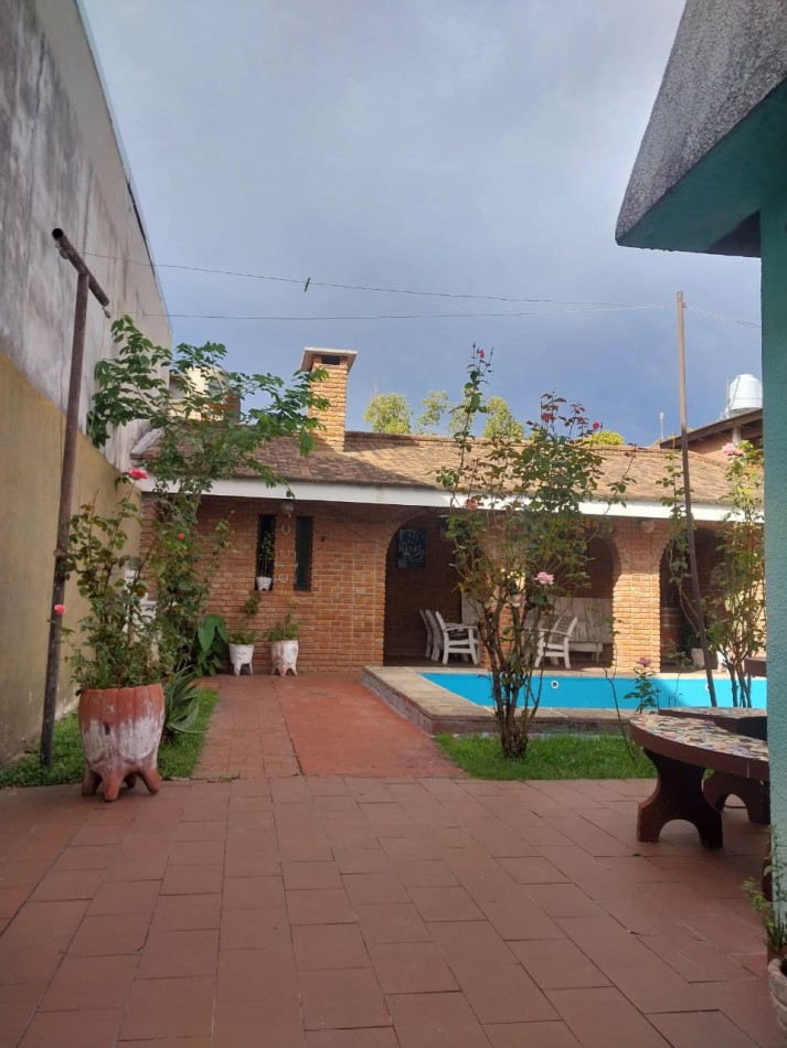 CASA AL FRENTE CON RETIRO DE JARDIN COCHERA PASANTE JARDIN PISICINA QUINCHO 2 DORMITORIOS