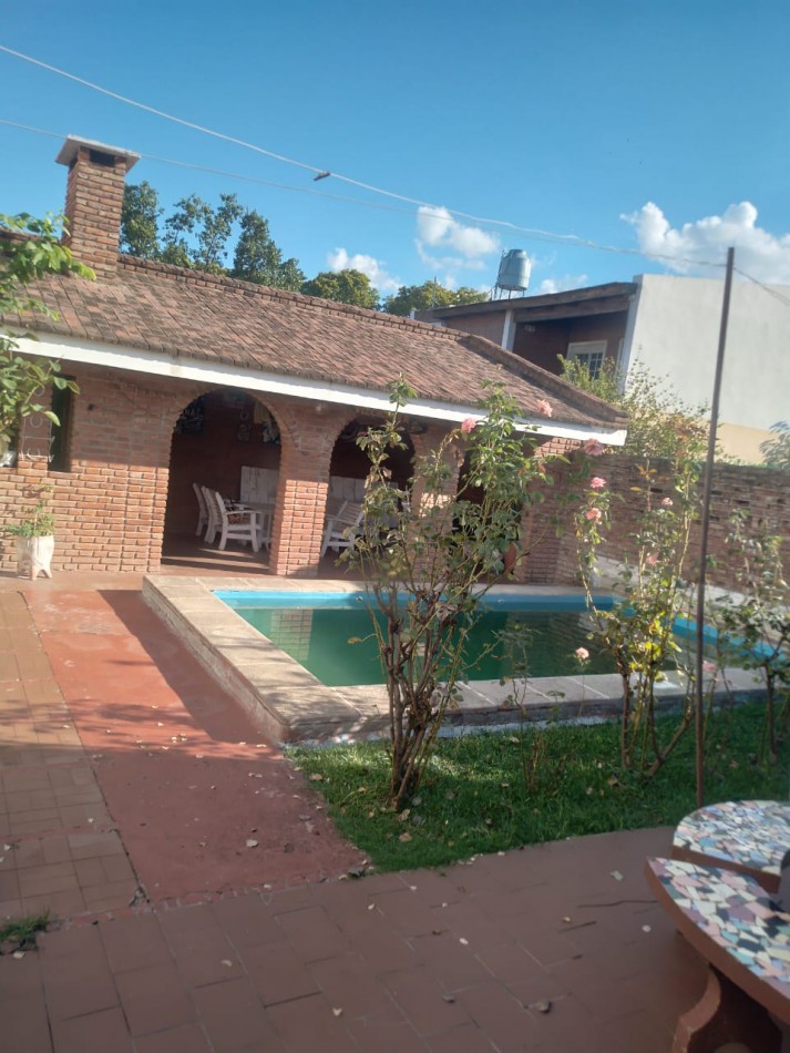 CASA AL FRENTE CON RETIRO DE JARDIN COCHERA PASANTE JARDIN PISICINA QUINCHO 2 DORMITORIOS