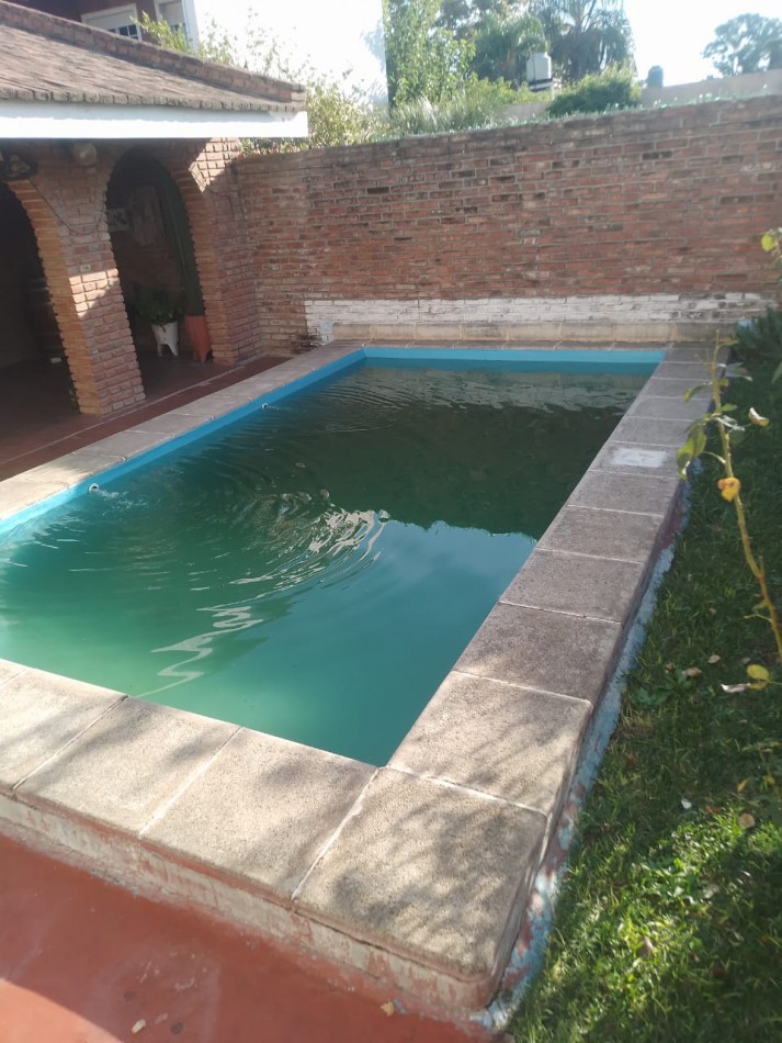 CASA AL FRENTE CON RETIRO DE JARDIN COCHERA PASANTE JARDIN PISICINA QUINCHO 2 DORMITORIOS
