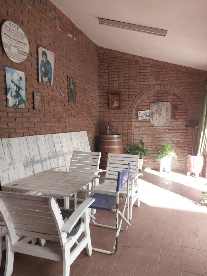 CASA AL FRENTE CON RETIRO DE JARDIN COCHERA PASANTE JARDIN PISICINA QUINCHO 2 DORMITORIOS
