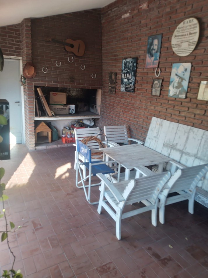 CASA AL FRENTE CON RETIRO DE JARDIN COCHERA PASANTE JARDIN PISICINA QUINCHO 2 DORMITORIOS
