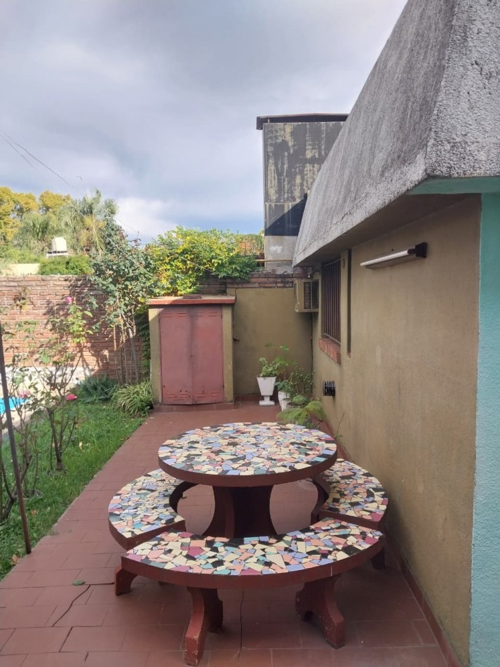 CASA AL FRENTE CON RETIRO DE JARDIN COCHERA PASANTE JARDIN PISICINA QUINCHO 2 DORMITORIOS