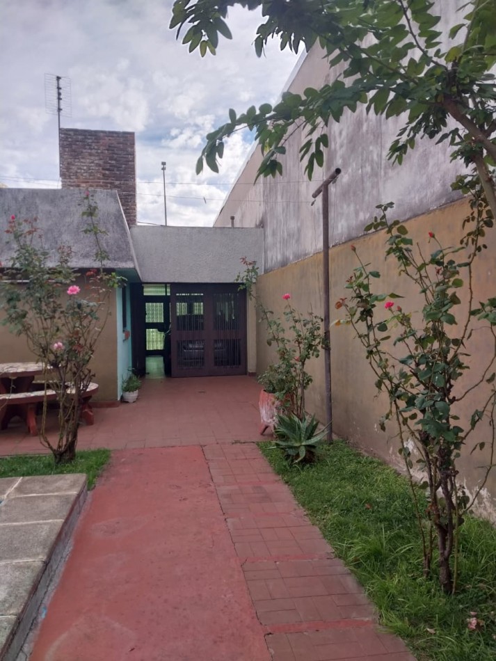 CASA AL FRENTE CON RETIRO DE JARDIN COCHERA PASANTE JARDIN PISICINA QUINCHO 2 DORMITORIOS