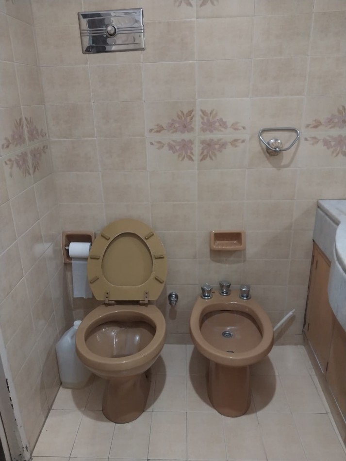 CASA AL FRENTE CON RETIRO DE JARDIN COCHERA PASANTE JARDIN PISICINA QUINCHO 2 DORMITORIOS