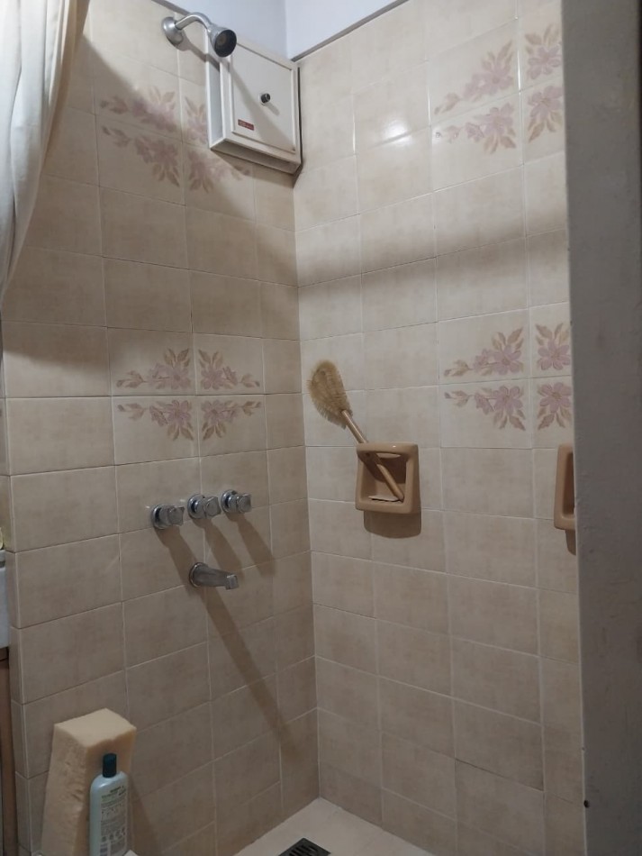 CASA AL FRENTE CON RETIRO DE JARDIN COCHERA PASANTE JARDIN PISICINA QUINCHO 2 DORMITORIOS