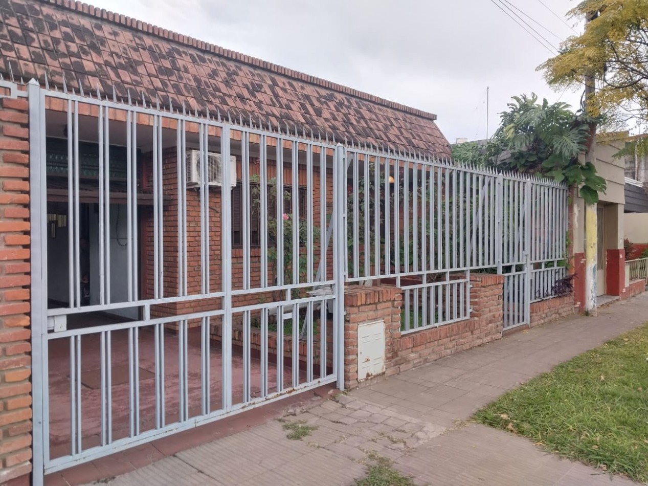 CASA AL FRENTE CON RETIRO DE JARDIN COCHERA PASANTE JARDIN PISICINA QUINCHO 2 DORMITORIOS